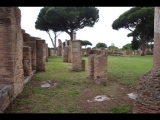 07081 ostia - regio i - insula xii - terme del foro (i,xii,6) - palaestra - porticus - suedseite - bli ri westen - li - sede di una corporazione (i,xii,8).jpg